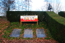900619 Afbeelding van drie van de zes naamplaten en luidklok bij het monument voor de tijdens de Tweede Wereldoorlog ...